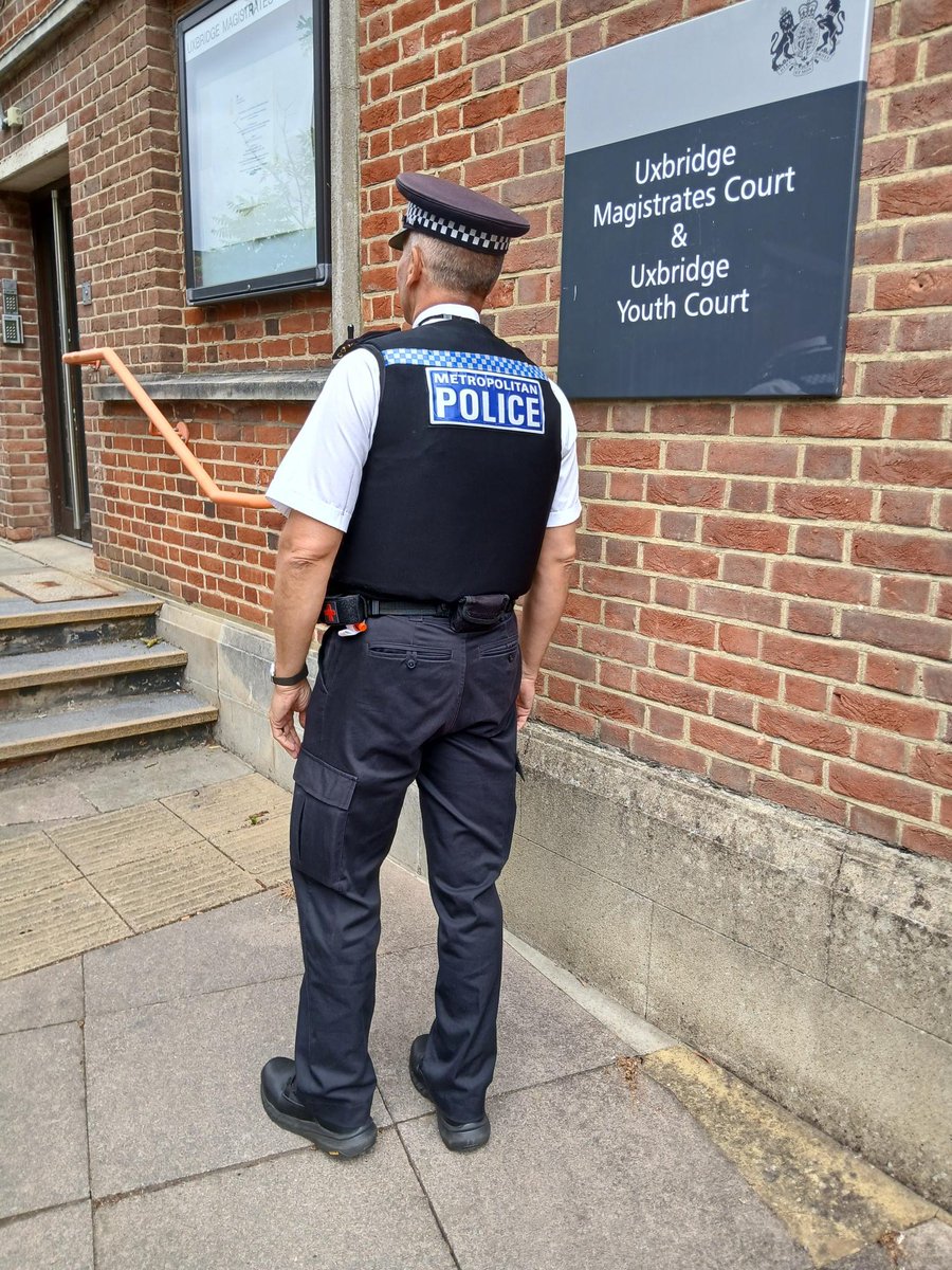 MPSNorthActon's tweet photo. We are please to say that yesterday SNT North Acton, with the kind help of the Anti Social Behaviour team from Ealing Council conducted a full closure at 37 York Road after receiving the approval from Uxbridge Magistrates.
#yourlocalmet https://t.co/LXteJrlfRo