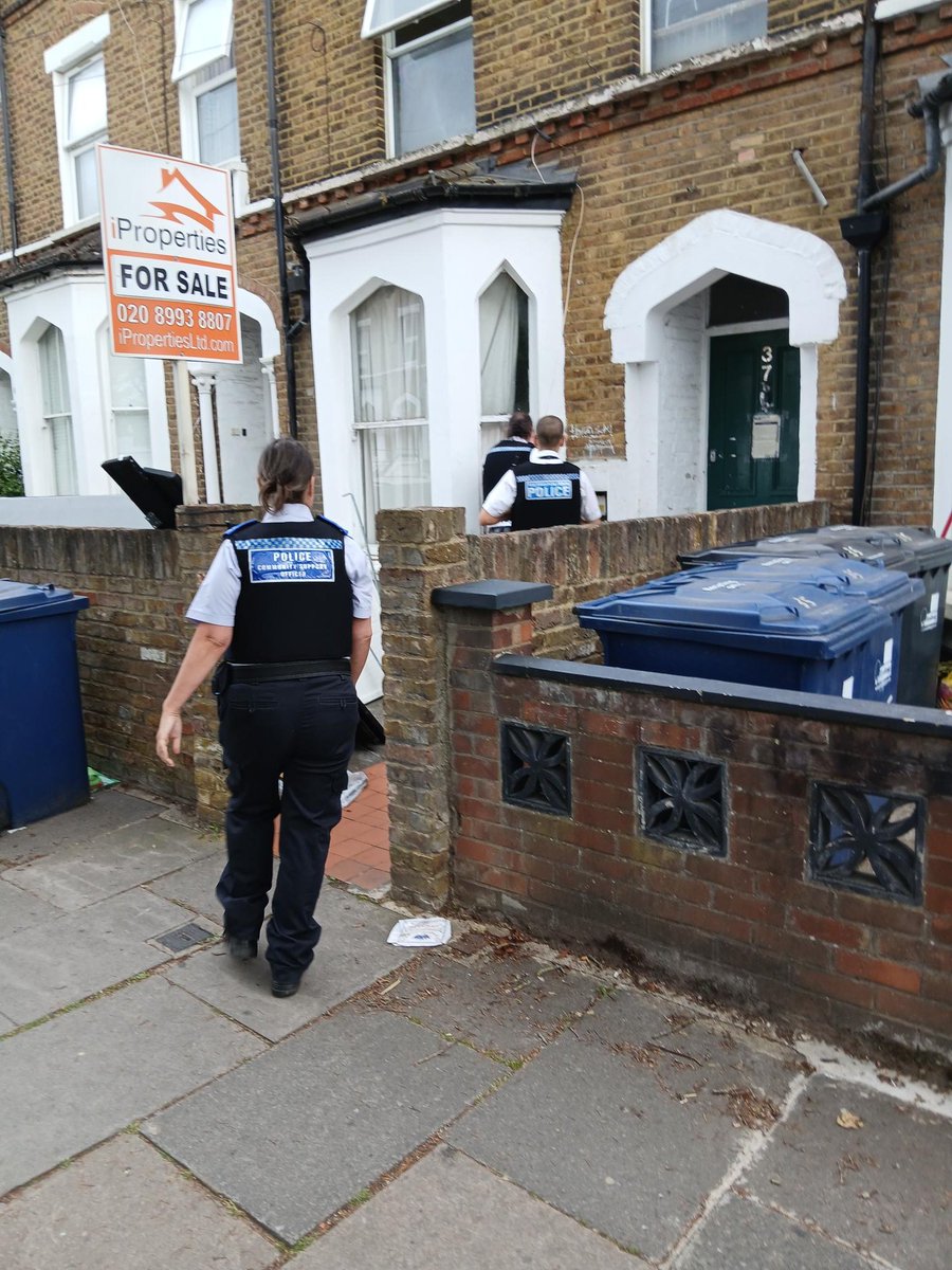 MPSNorthActon's tweet photo. We are please to say that yesterday SNT North Acton, with the kind help of the Anti Social Behaviour team from Ealing Council conducted a full closure at 37 York Road after receiving the approval from Uxbridge Magistrates.
#yourlocalmet https://t.co/LXteJrlfRo
