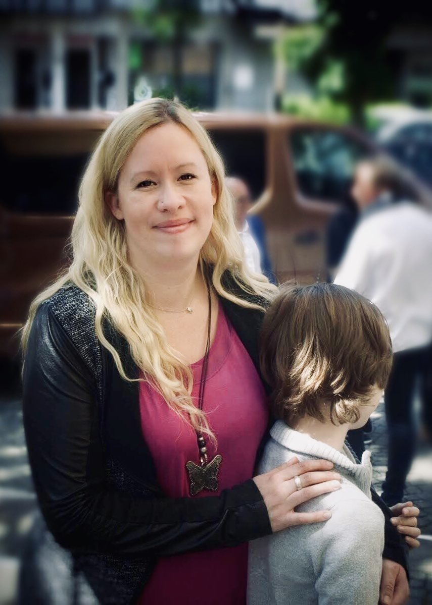 Die letzte Prüfung ist geschrieben und mir wird bewusst: Diesen Monat passiert viel. 😮‍💨

Junior wird in wenigen Tagen 16. 🎂 Macht seinen Abschluss. 🎓 Zehn Jahre Schule, tausend Erinnerungen. 🍃

Ich bin stolz auf uns beide. 🥰 Junior wirkt entspannt. 

Und mir fällt ein:
Vor 25