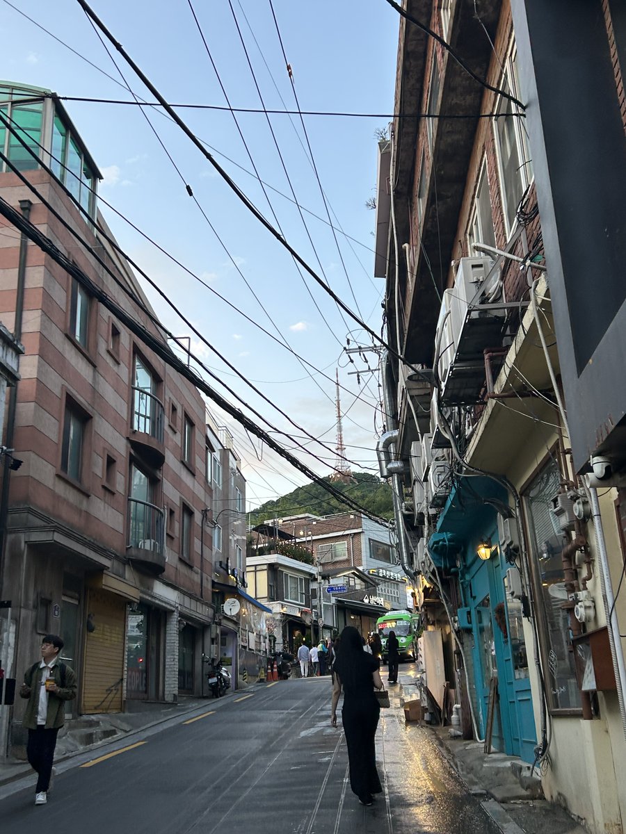 aaya___chan___'s tweet photo. この前行った解放村🌿
梨泰院の近くなんだけど、すごくよくて…友達が韓国旅行に来たら絶対おすすめしたい場所になった✨

路地ごとに小さくておしゃれなお店が並んでて、なんかヨーロッパみたいな雰囲気だった！（ヨーロッパ行ったことないけど笑）
最近は韓国の人たちの間でもすごく人気らしいよ！😆 https://t.co/GsqL7cRdoz