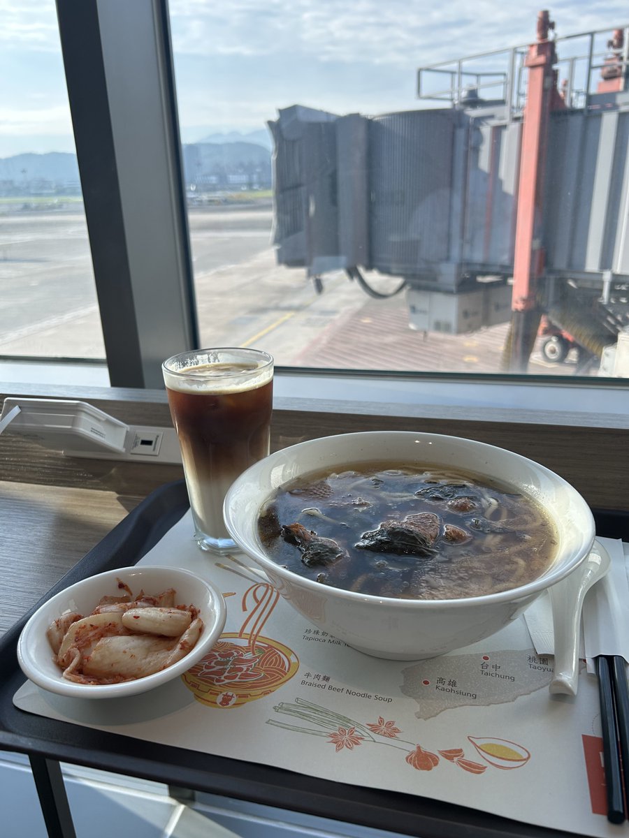 以下是台灣美食的照片🥟🍗✨
排骨飯和小籠包♡

最後に空港ではるかちゃんがご馳走してくださった麺も！美味しかったです☺︎