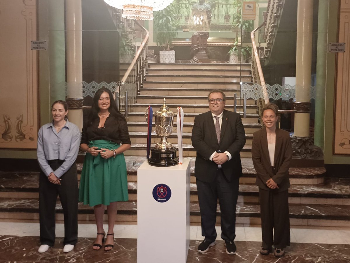 Real Federación Aragonesa Fútbol (@futbolaragon) on Twitter photo #RFAF COPA DE LA REINA🏆
ℹ️Esta mañana @losada_vick y <a href="/Amanda6sb/">Amanda Sampedro</a>, embajadoras de la @RFEF para la final de la #CopadelaReina, han llevado el trofeo al Casino de Huesca, recibidas por Manuel Torralba, presidente de <a href="/futbolaragon/">Real Federación Aragonesa Fútbol</a>, y <a href="/Lorena_OrdunaP/">LORENA ORDUNA</a>, alcaldesa <a href="/aytohuesca/">Ayuntamiento de Huesca</a> #RFAF COPA DE LA REINA🏆
ℹ️Esta mañana @losada_vick y <a href="/Amanda6sb/">Amanda Sampedro</a>, embajadoras de la @RFEF para la final de la #CopadelaReina, han llevado el trofeo al Casino de Huesca, recibidas por Manuel Torralba, presidente de <a href="/futbolaragon/">Real Federación Aragonesa Fútbol</a>, y <a href="/Lorena_OrdunaP/">LORENA ORDUNA</a>, alcaldesa <a href="/aytohuesca/">Ayuntamiento de Huesca</a>