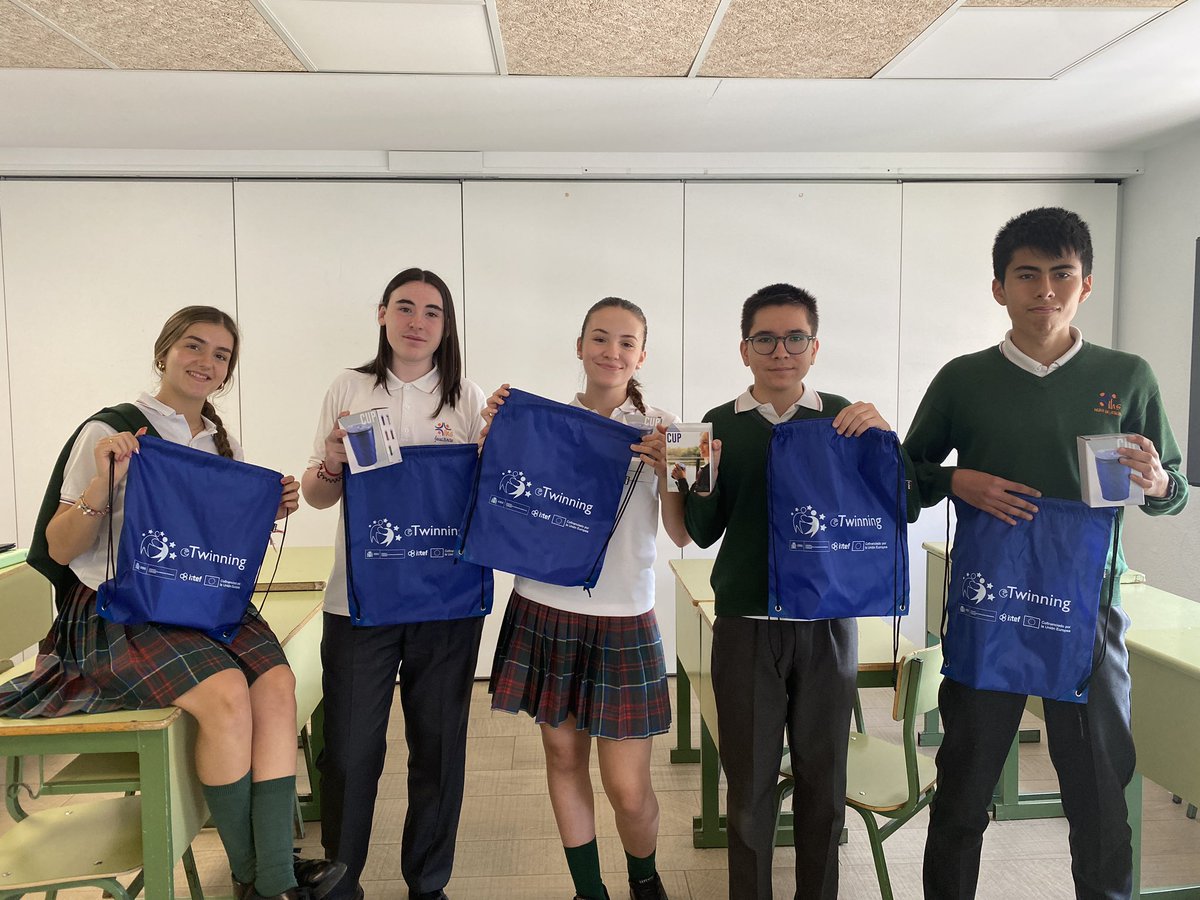 ¡Gracias al SNA <a href="/eTwinning_es/">eTwinning España</a> por los obsequios recibidos tras lograr el Sello de Calidad Nacional 2024 con nuestro proyecto "Building a B.R.I.G.H.T Future"! Seguimos impulsando la innovación y el aprendizaje colaborativo. <a href="/JesuitinasPna/">Jesuitinas Pamplona</a> <a href="/jesuitinas/">Fundación Educativa Jesuitinas</a> <a href="/educacion_na/">Educación-Hezkuntza</a>