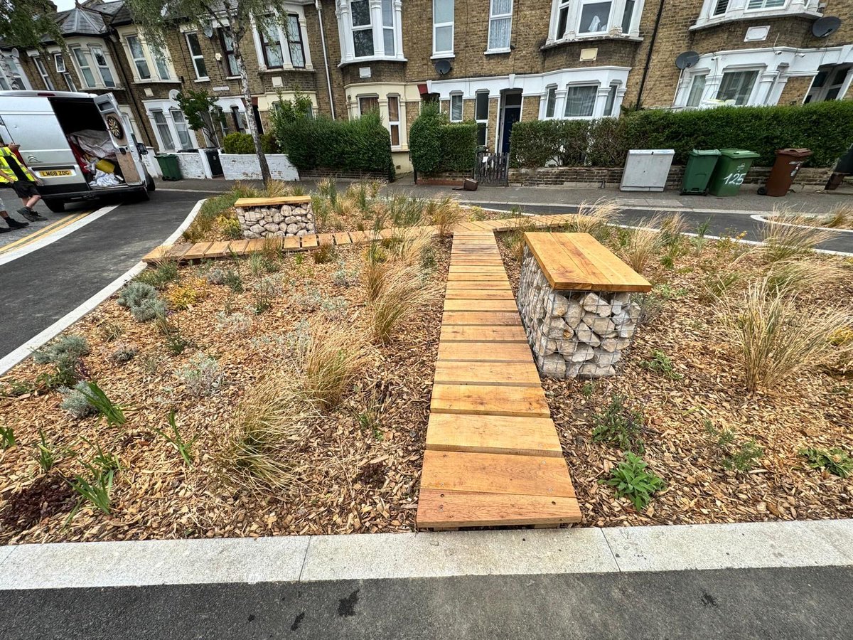 MeristemDesign's tweet image. We've just completed two large rain gardens (105m²) at Scott’s & Morley Road in Waltham Forest.
💧 Soaks up rainwater
🐝 Boosts biodiversity
🌱 750 hardy plants
🌳 15m oak walkway + gabion seating
🔧 Maintained by our team
#SuDS #RainGarden #UrbanGreening #WalthamForest