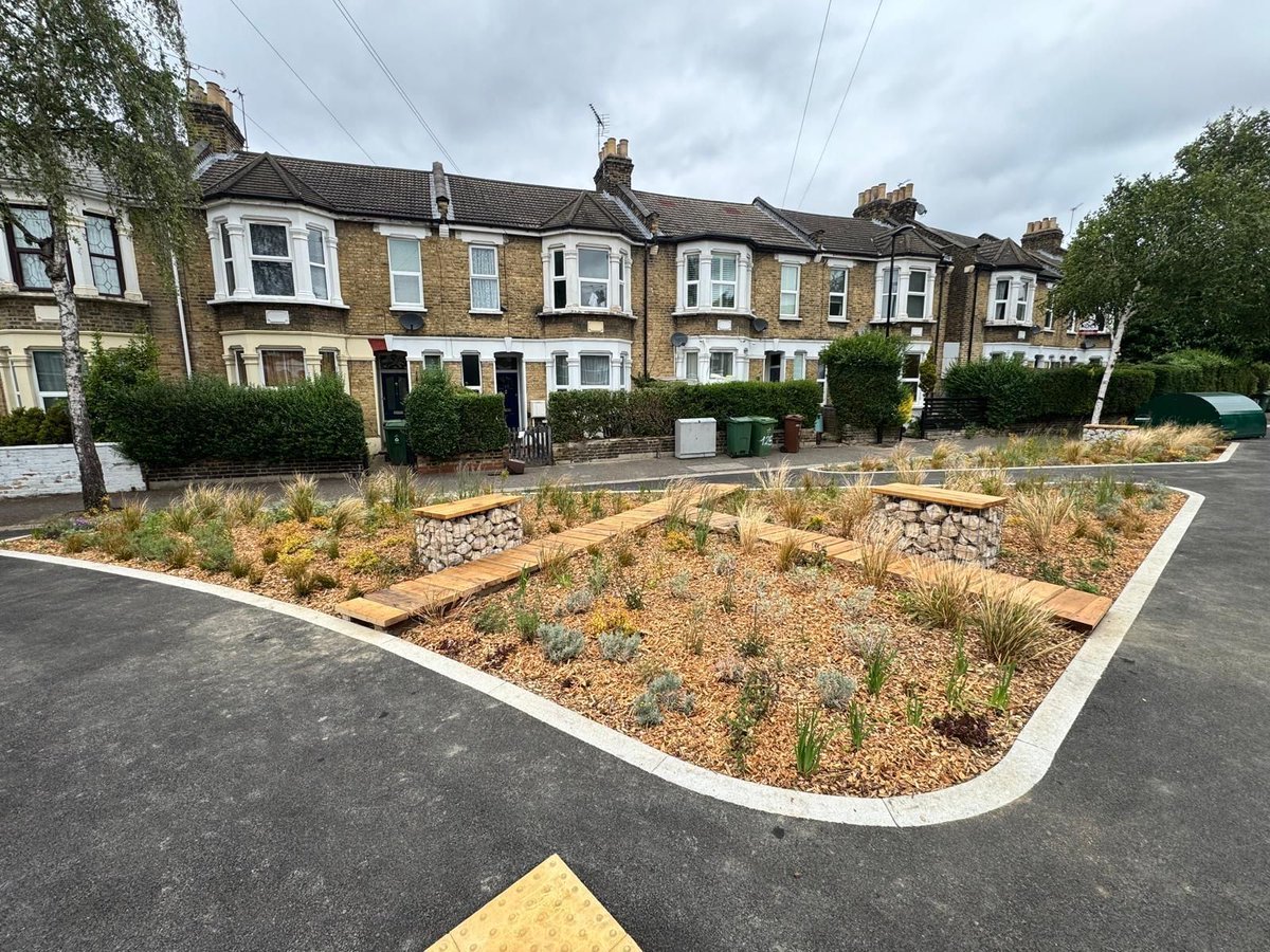MeristemDesign's tweet image. We've just completed two large rain gardens (105m²) at Scott’s & Morley Road in Waltham Forest.
💧 Soaks up rainwater
🐝 Boosts biodiversity
🌱 750 hardy plants
🌳 15m oak walkway + gabion seating
🔧 Maintained by our team
#SuDS #RainGarden #UrbanGreening #WalthamForest