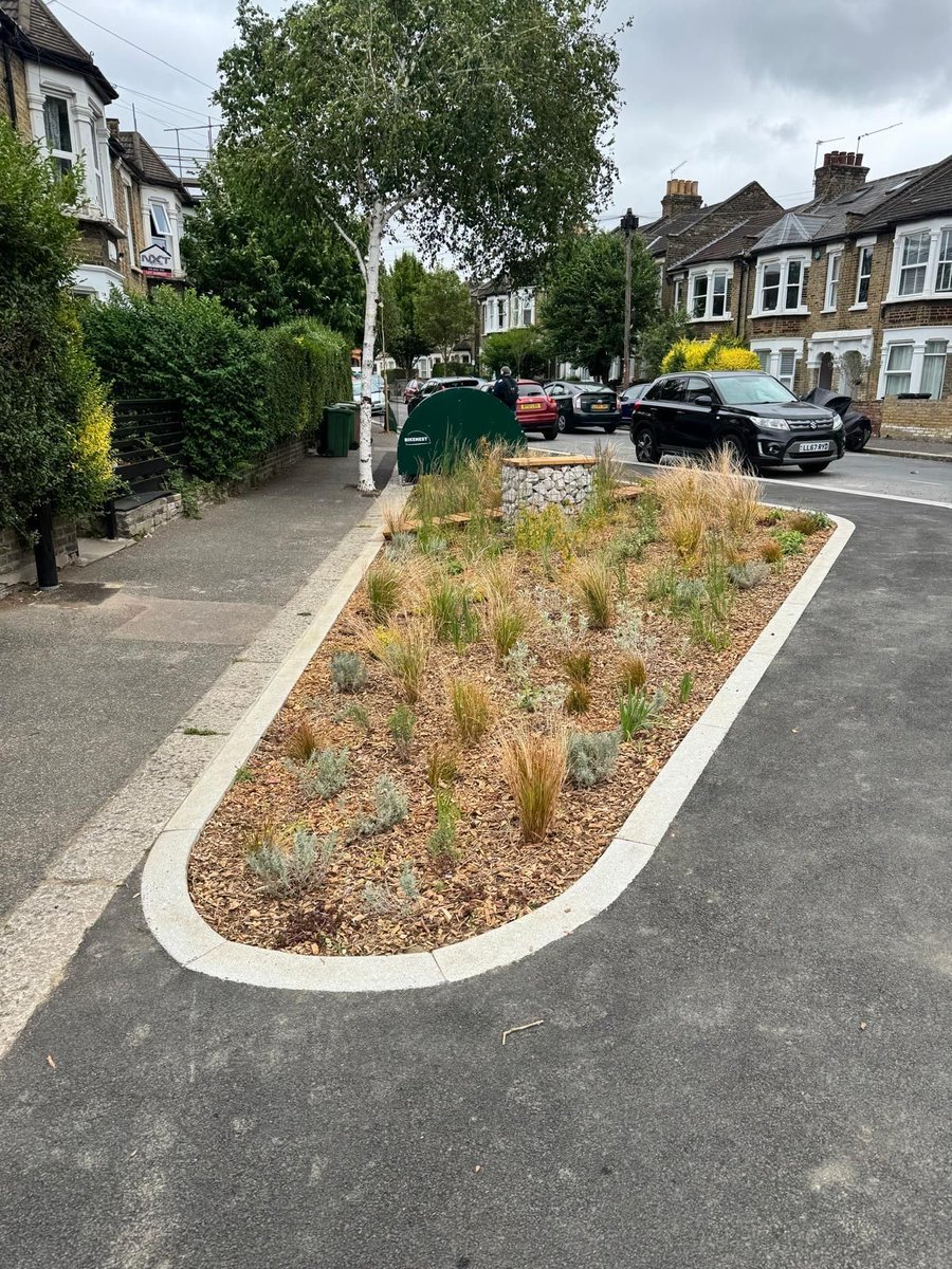 MeristemDesign's tweet image. We've just completed two large rain gardens (105m²) at Scott’s & Morley Road in Waltham Forest.
💧 Soaks up rainwater
🐝 Boosts biodiversity
🌱 750 hardy plants
🌳 15m oak walkway + gabion seating
🔧 Maintained by our team
#SuDS #RainGarden #UrbanGreening #WalthamForest