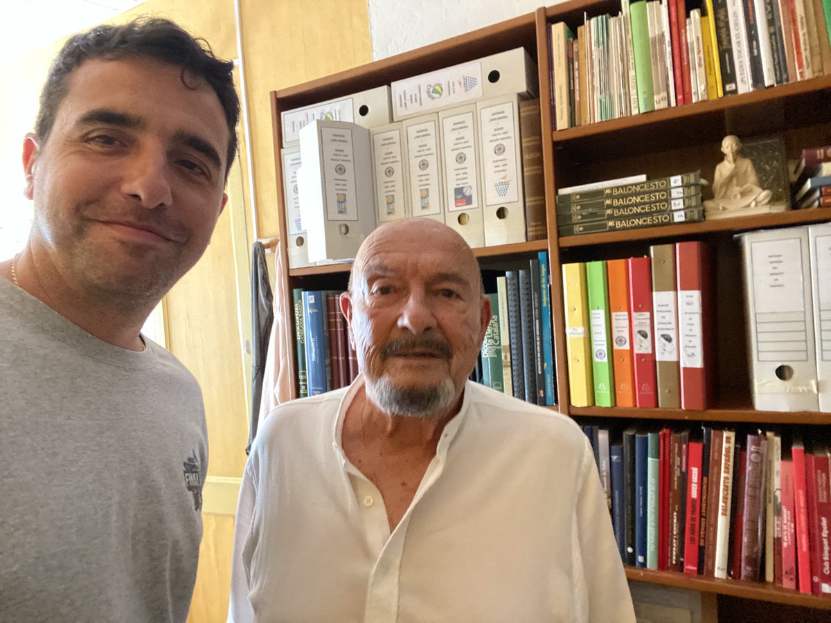 Parlant de passat, present i futur del bàsquet de la nostra ciutat amb una llegenda sabadellenca com Quim Domènech.
Som conscients que al 2027 el bàsquet celebrarà a  #Sabadell  el seu centenari?
🧅🏀