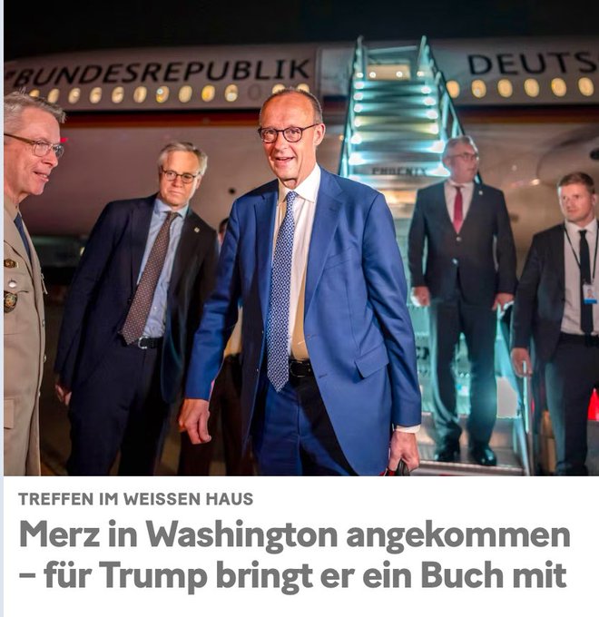 Ganz blödes Geschenk! Trump kann nicht lesen und will es auch nicht.