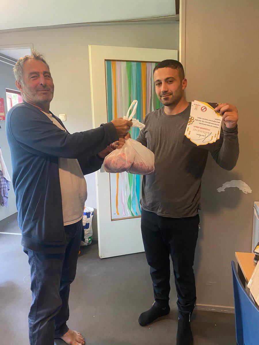 Samen met Time to Help hebben we in Luttelgeest en 17 andere AZC’s vlees en lekkernijen uitgedeeld ter gelegenheid van Eid al-Adha.
Dank aan alle vrijwilligers voor hun inzet en betrokkenheid! 🕌🤝🍪
#EidAlAdha #Solidariteit #AZC #Secu #TimeToHelp