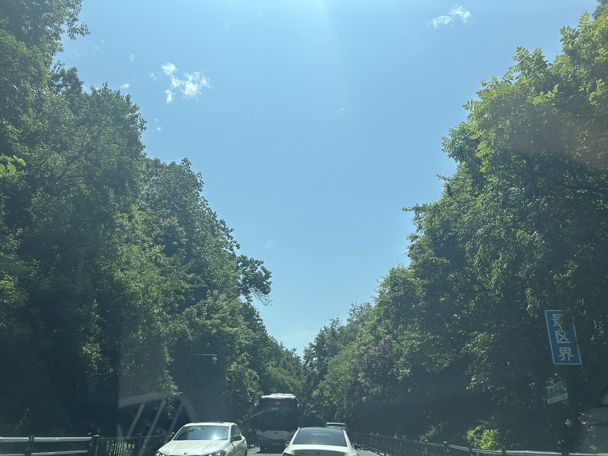 今天一老大哥说我整个人的状态和脸色都好很多了，5月中旬在上海北外滩见面的时候感觉我状态很差。
那会儿正是两个重点项目的攻坚阶段。
所以，程序员啊、产品经理啊，还是要注意劳逸结合啊