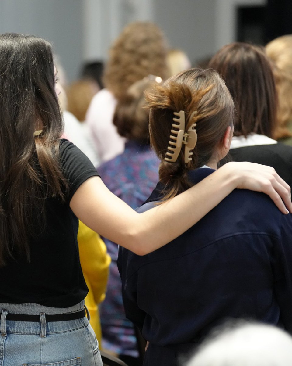 ¡Trae a tus amigas! 

Grab your friends to journey through Living in the Father’s Love or Viviendo en el amor del Padre this summer. This 6-lesson study is a beautiful reminder of how much God loves each of His daughters—truly, madly, and deeply. 

Shop: shop.walkingwithpurpose.com/collections/li…