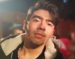 حاجی اینا بچه هامونن 
حاجی بگید دست بجنبونن
جوونشون مثل دسته گل اومد، امروز دارن مرده‌شو تو قبر میخوابونن🖤