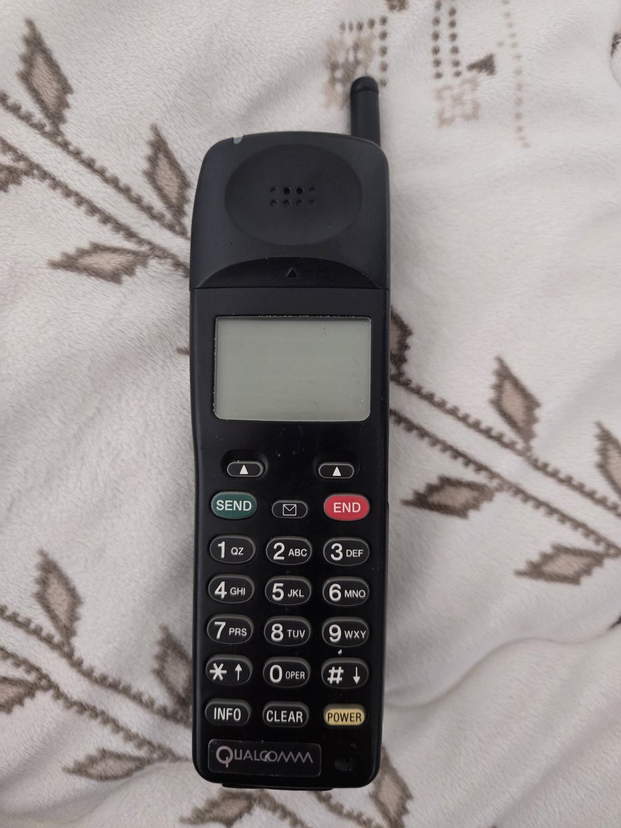 retroparkchan's tweet photo. first CDMA phone Qualcomm qcp-800! #qualcomm #cdmaphone #90s #cellphones https://t.co/3UWYCwrXaF