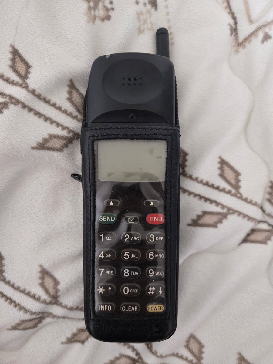 retroparkchan's tweet photo. first CDMA phone Qualcomm qcp-800! #qualcomm #cdmaphone #90s #cellphones https://t.co/3UWYCwrXaF