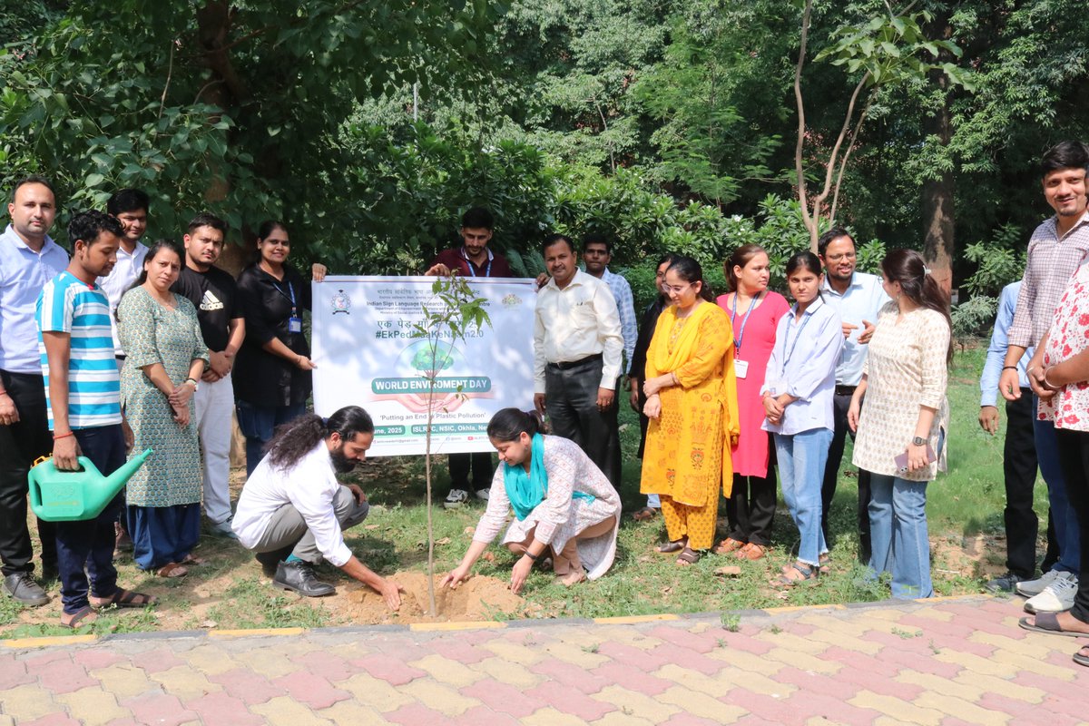 islrtc's tweet image. ISLRTC celebrates #WorldEnvironmentDay 2025!
Theme: “Putting an End to Plastic Pollution”
With Sh. Sanjay Kumar, DDA, ISLRTC staff &amp;amp; students of #DISLI &amp;amp; #DTISL joined hands for a tree plantation under #EkPedMaamKeNaam 2.0 🌱
Together, let’s nurture nature &amp;amp; say no to plastic!