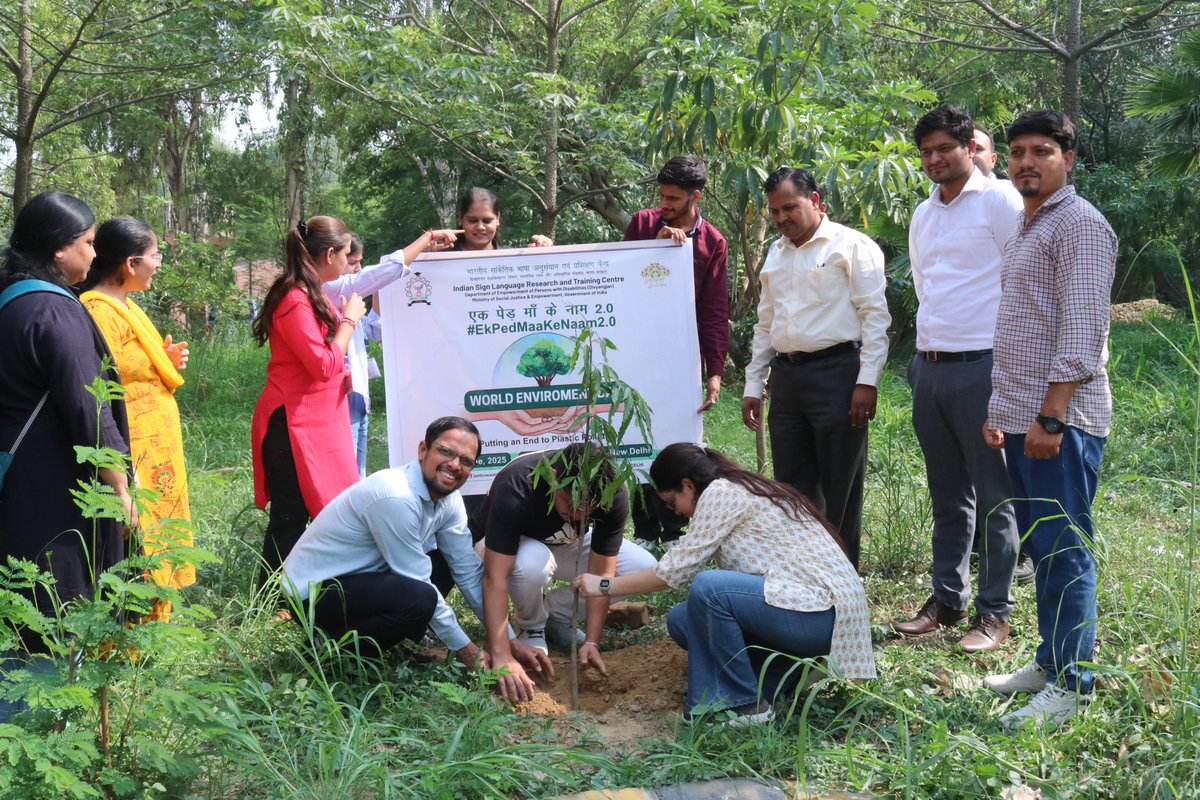islrtc's tweet image. ISLRTC celebrates #WorldEnvironmentDay 2025!
Theme: “Putting an End to Plastic Pollution”
With Sh. Sanjay Kumar, DDA, ISLRTC staff &amp;amp; students of #DISLI &amp;amp; #DTISL joined hands for a tree plantation under #EkPedMaamKeNaam 2.0 🌱
Together, let’s nurture nature &amp;amp; say no to plastic!