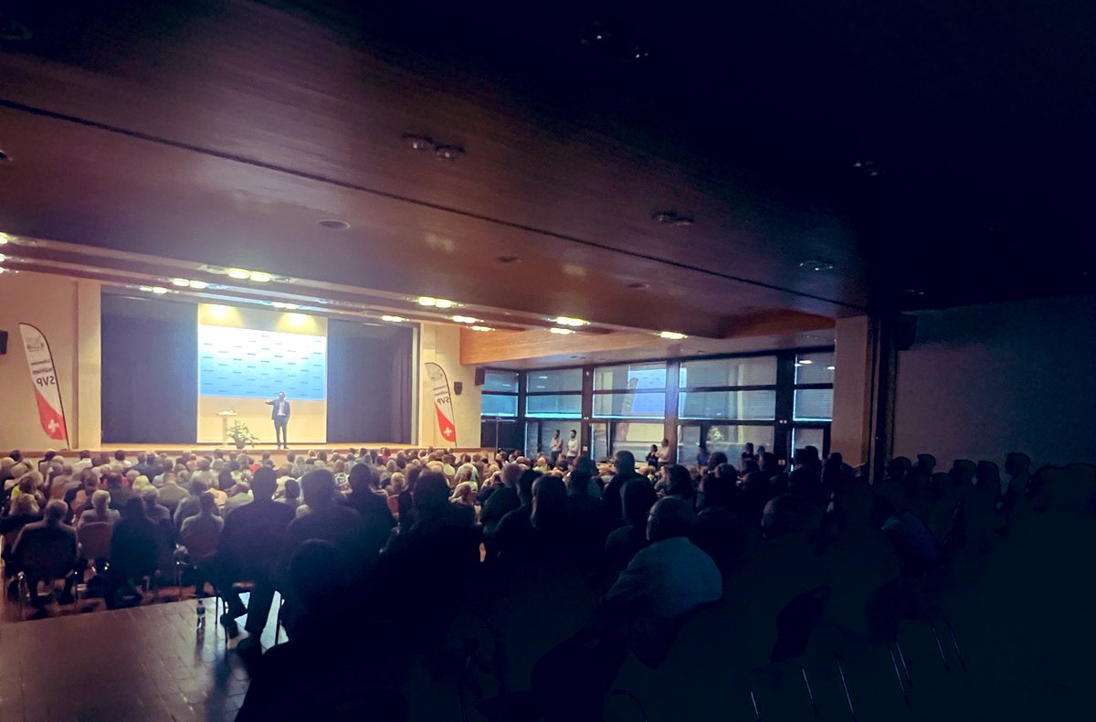 TrachselAndrina's tweet photo. Hervorragender Vortrag in Thayngen von @KoeppelRoger @Weltwoche „Unsicheres Europa. Sichere Schweiz“

Die Schweiz muss Schweiz bleiben. Unser Erfolg ist die Direkte Demokratie. Geben wir sie nicht aus der Hand 🇨🇭

#UnterwerfungsvertragNEIN https://t.co/jwbooHzPw7