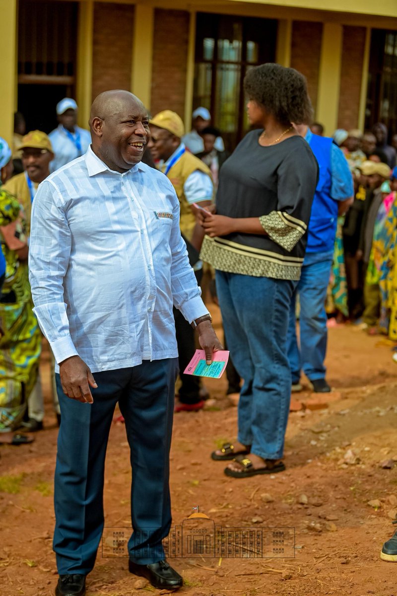 coyitungiy78935's tweet photo. 🗳️ Aujourd'hui, le Chef de l’État, SE @GeneralNeva, a exercé son devoir civique en votant pour les élections législatives et communales à #Musama, Zone Giheta. #Gitega
@NtareHouse @Burundi_senat @BurundiGov https://t.co/8OQma5fLce