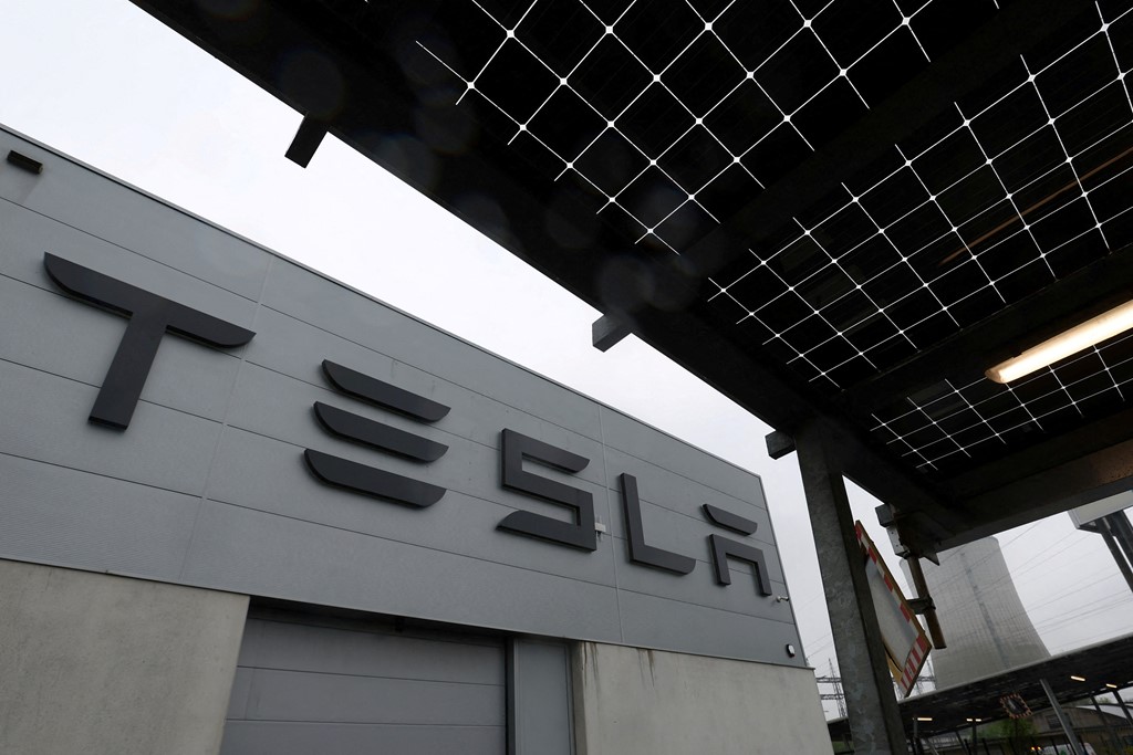 sevisaur1's tweet photo. New blow for #ElonMusk as UK #teslaretribution sales plunge by 45%
Elon Musk has been dealt a new blow after sales of his new Tesla cars fell by more than 45% in the UK.
Maybe this has something to do with #Trump https://t.co/YGni9mMzEG