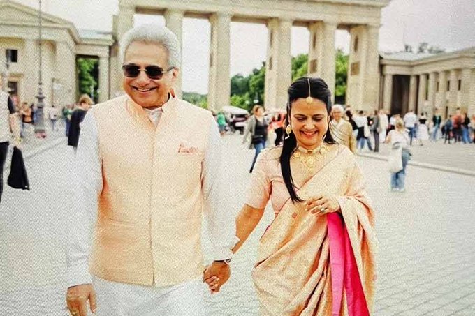 कुत्ता चोर लोकसभा सांसद महुआ मोइत्रा ने 50 की उम्र में 65 साल के एक बुजुर्ग से किया विवाह!