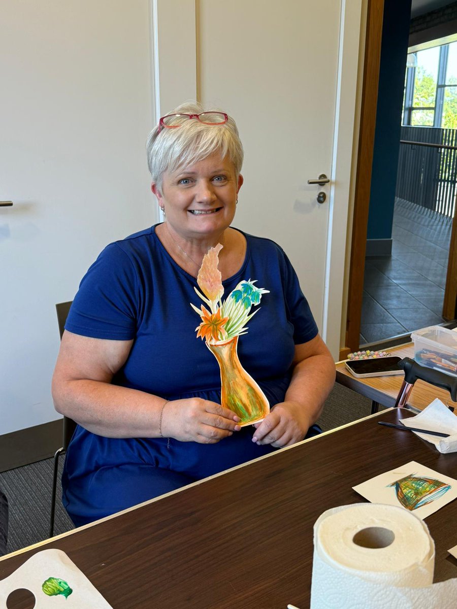 ArtsCareNI's tweet image. 🎨 Creativity, confidence and connection 💬

Arts Care Artist Jill McKeown recently delivered a calming and confidence-boosting taster session in watercolours for the Orchard Women After Stroke Group at the Brownlow Hub, Lurgan.

#ArtsCare #CreativeRecovery #StrokeSupport