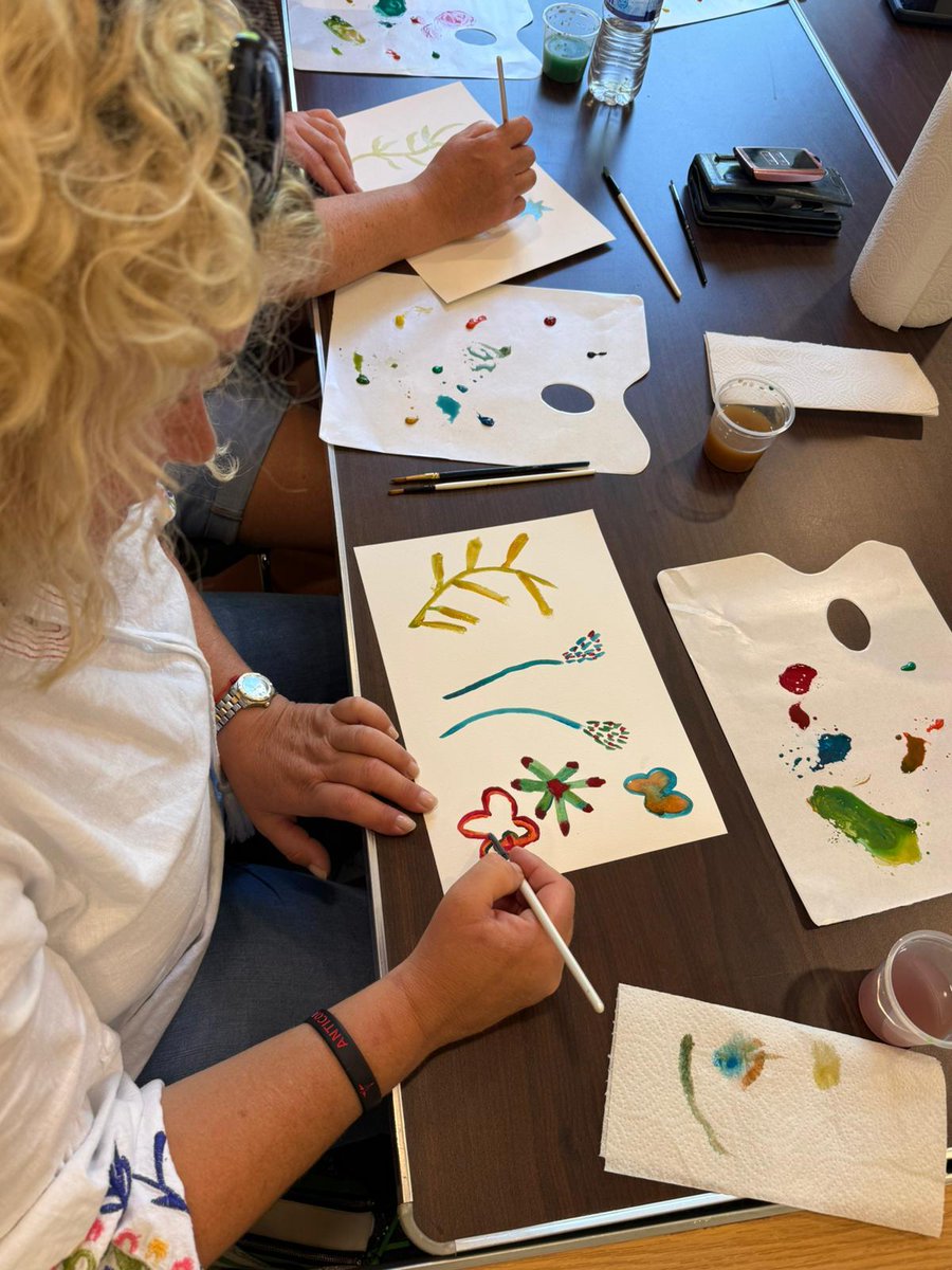 ArtsCareNI's tweet image. 🎨 Creativity, confidence and connection 💬

Arts Care Artist Jill McKeown recently delivered a calming and confidence-boosting taster session in watercolours for the Orchard Women After Stroke Group at the Brownlow Hub, Lurgan.

#ArtsCare #CreativeRecovery #StrokeSupport