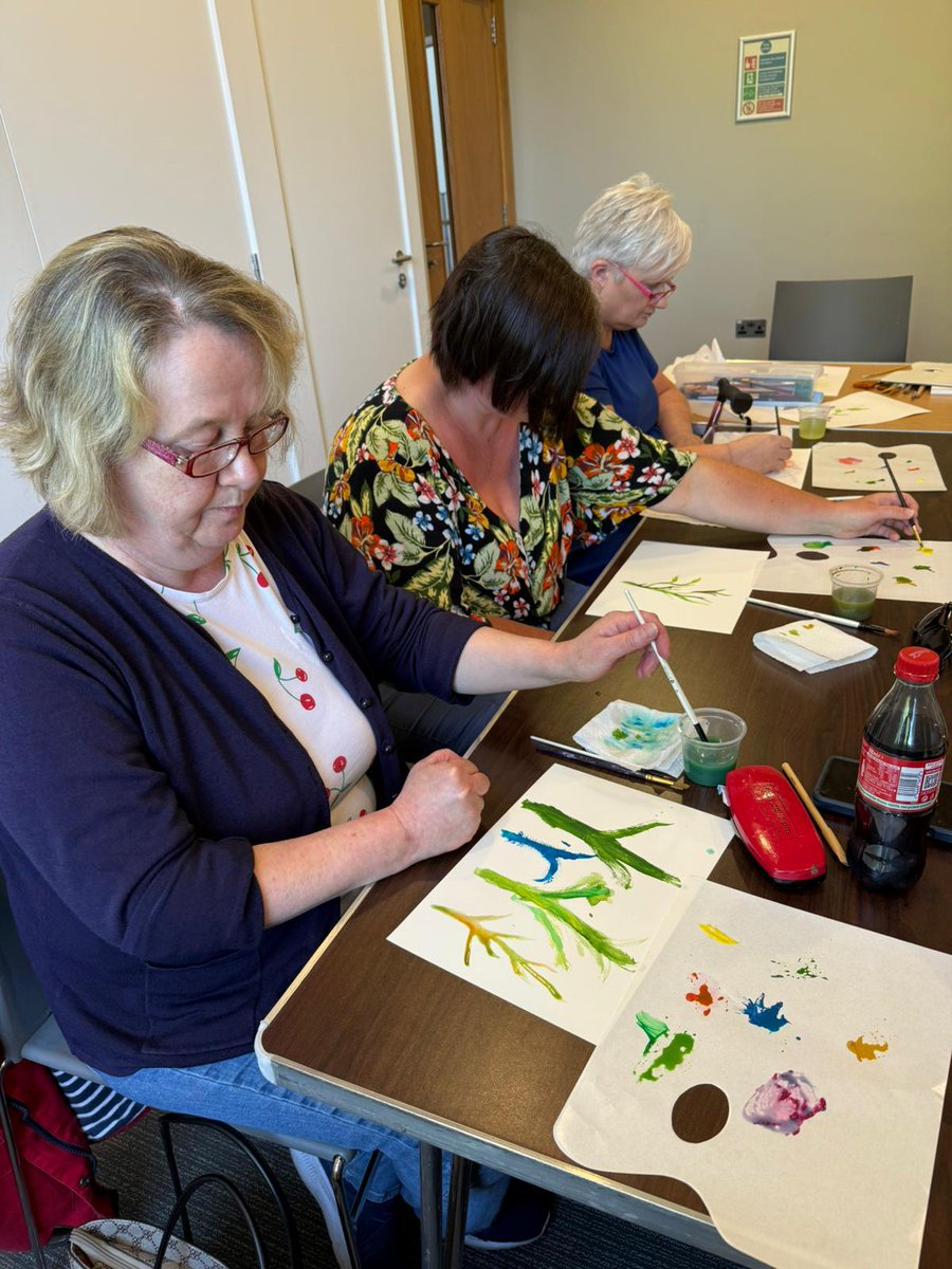 ArtsCareNI's tweet image. 🎨 Creativity, confidence and connection 💬

Arts Care Artist Jill McKeown recently delivered a calming and confidence-boosting taster session in watercolours for the Orchard Women After Stroke Group at the Brownlow Hub, Lurgan.

#ArtsCare #CreativeRecovery #StrokeSupport