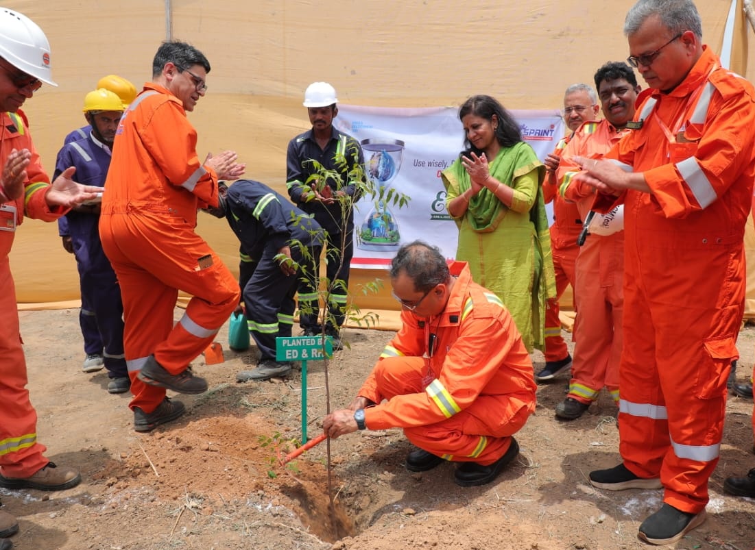 gujaratrefinery's tweet photo. Greener future taking roots! 

A mega tree plantation drive was held at Dumad Acrylics/Oxo Alcohol Project site today further enhancing Gujarat Refinery's steps towards boosting  green cover and #sustainability. 

#WorldEnvironmentDay2025 
#IndianOil4Environment https://t.co/lj5x5dOjUL