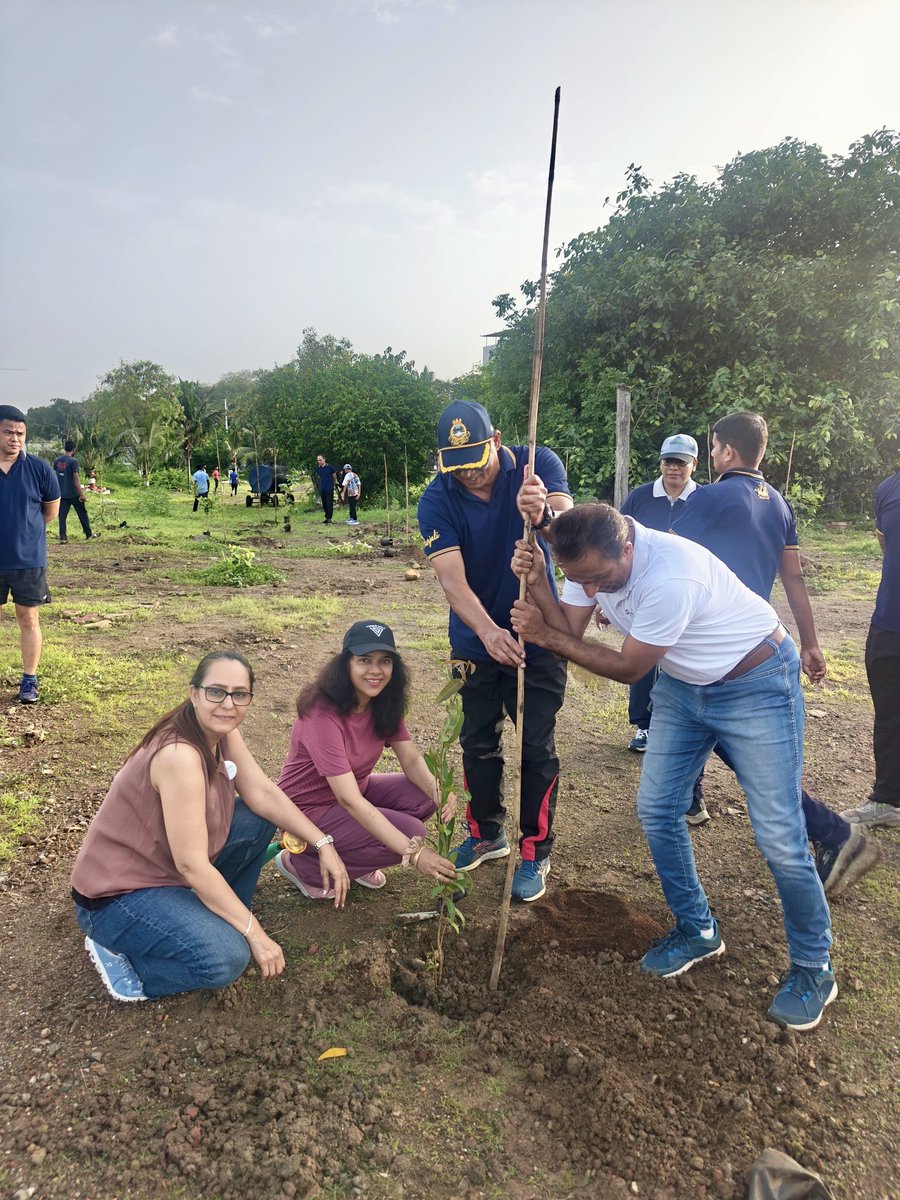 IN_HQMNA's tweet photo. On #WorldEnvironmentDay25, #INSKunjali, in collaboration with #SayTrees Environmental Trust, planted 300 trees 🌱🌳 at Colaba Point. Officers' and sailors' families joined hands in this green initiative, reaffirming our commitment to a sustainable future. https://t.co/6qZwGNzo8O