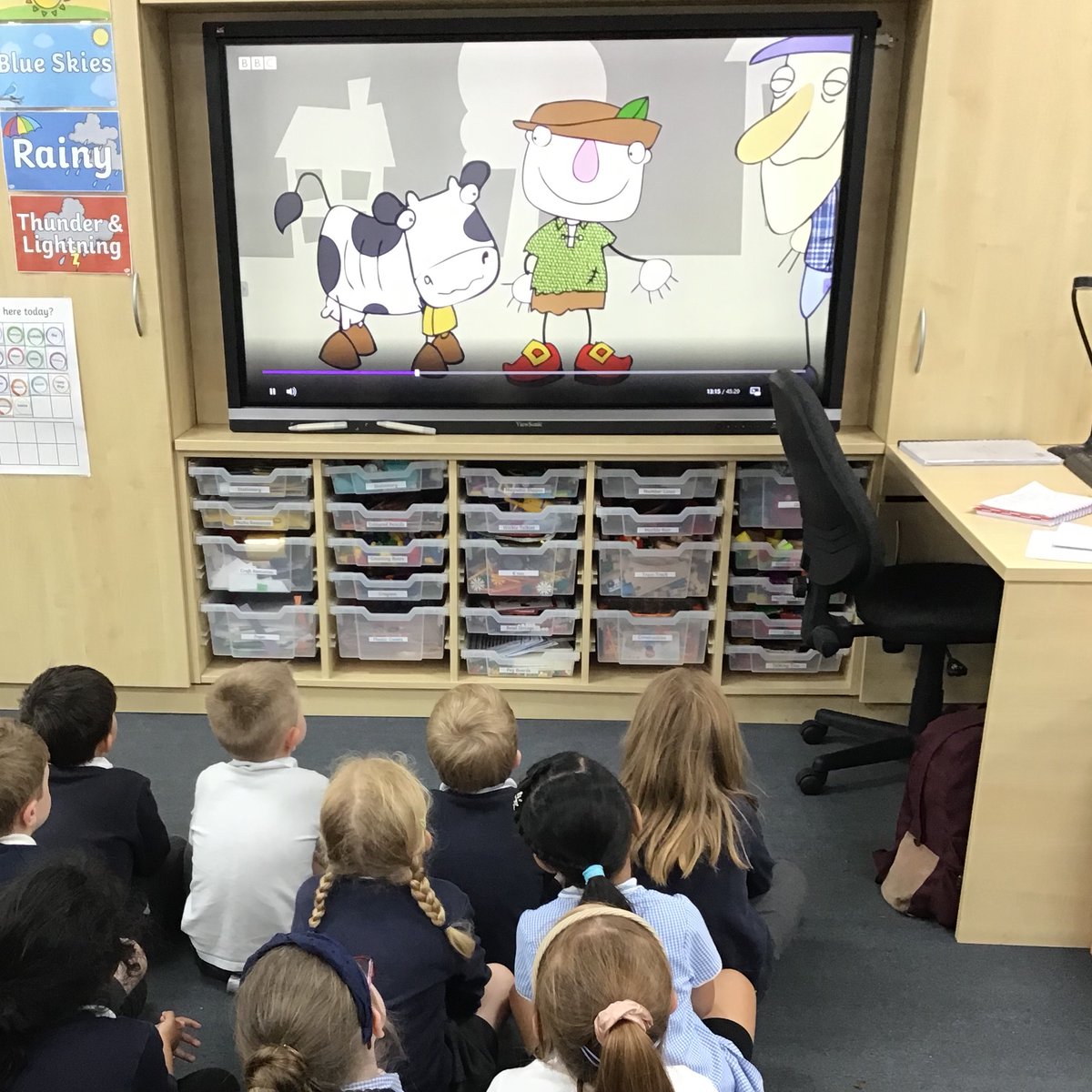 H_E_P_S's tweet photo. Cocklemoor are watching an animation of Jack and the Beanstalk, ready for their trip to Carymoor tomorrow! #hepseyfs #hepsEnglish #hepsreading https://t.co/WUvoVvnO4l