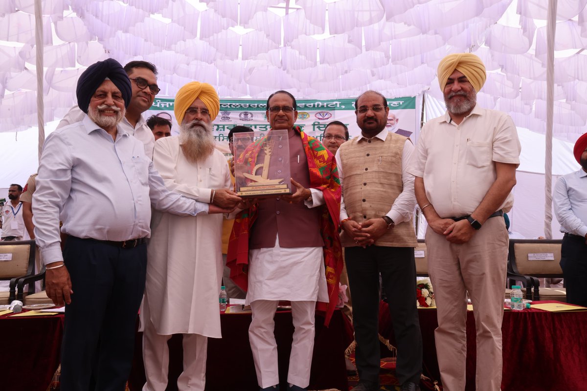 KVKPatiala's tweet photo. Hon'ble Central Agriculture Minister Sh. Shivraj Singh Chouhan and Punjab State Agriculture Minister S. Gurmeet Singh Khuddian celebrate world environment day with thousands of farmers at KVK, Rauni, Patiala
#viksitkrishisankalpabhiyan #ICAR #agriculture #agriGOI 
@BhagwantMann https://t.co/Snkizvn80p