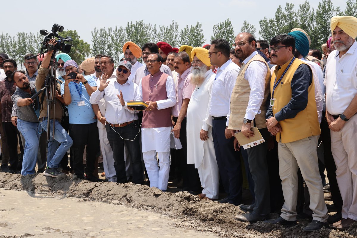 KVKPatiala's tweet photo. Hon'ble Central Agriculture Minister Sh. Shivraj Singh Chouhan and Punjab State Agriculture Minister S. Gurmeet Singh Khuddian celebrate world environment day with thousands of farmers at KVK, Rauni, Patiala
#viksitkrishisankalpabhiyan #ICAR #agriculture #agriGOI 
@BhagwantMann https://t.co/Snkizvn80p