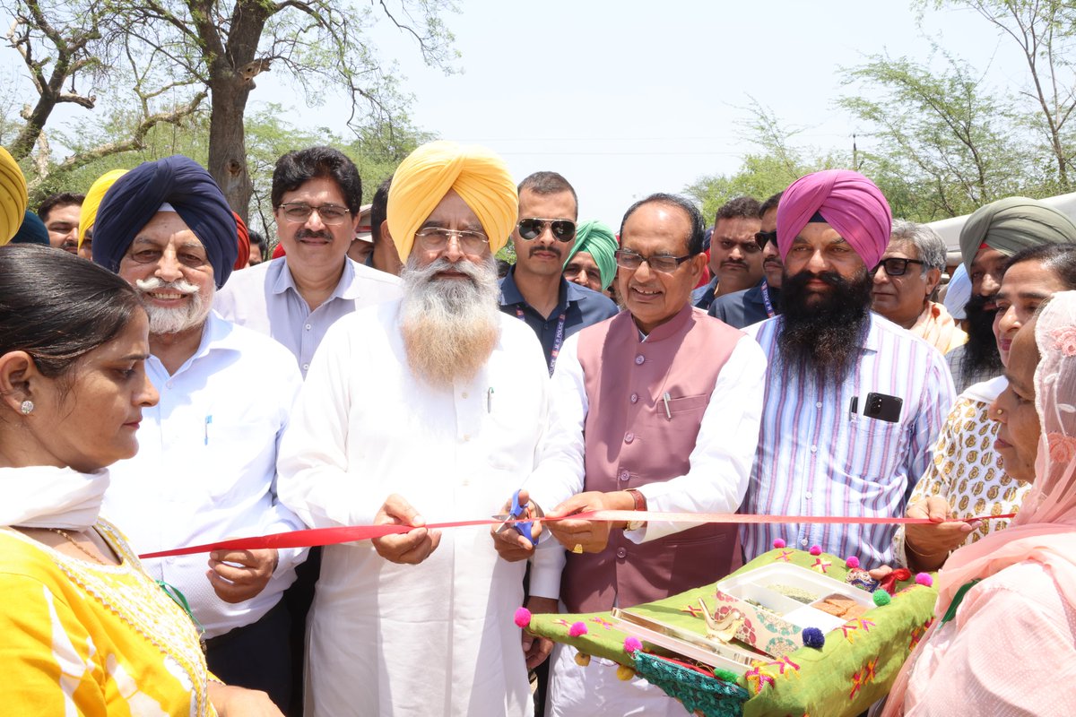 KVKPatiala's tweet photo. Hon'ble Central Agriculture Minister Sh. Shivraj Singh Chouhan and Punjab State Agriculture Minister S. Gurmeet Singh Khuddian celebrate world environment day with thousands of farmers at KVK, Rauni, Patiala
#viksitkrishisankalpabhiyan #ICAR #agriculture #agriGOI 
@BhagwantMann https://t.co/Snkizvn80p