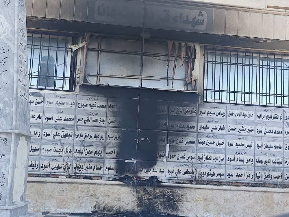haaqiqa's tweet photo. قرية #بيت_عانا ~ استشهاد "علي عبود رسوق " وخرج الفصيل من القرية، تم حرق  4 بيوت مدنية ونادي حديد وسيارات في القرية من قبل الفصيل.
#اللاذقية #جبلة #سوريا