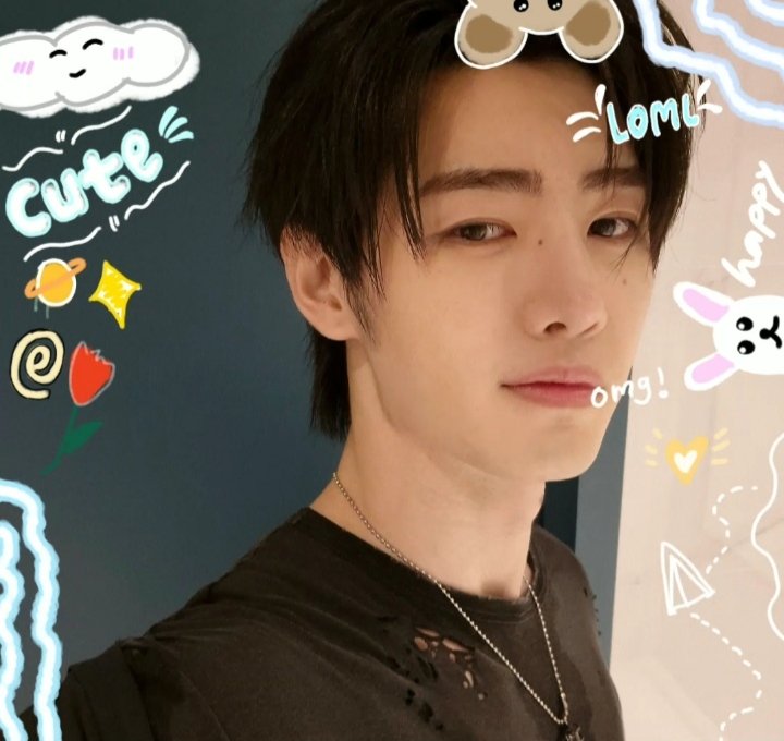 selamat comeback, papi kumis! >__< emang ngga ada capeknya ya cuamiku ini selalu super KEREN dan super GANTENG tiap comeback. comeback kali ini tiba-tiba punya khodam baru, naga bearbrand!? hadiahnya dicium semuka-muka yah. gak kuat liat cuamiku pamer bisep lagi :3