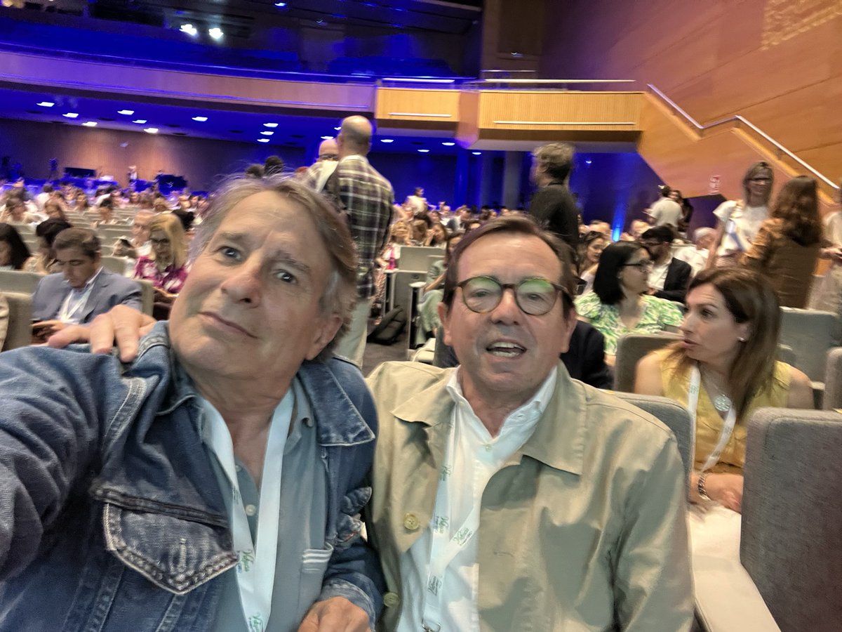 Co R‼️ Uno llegó a ser presidente de la <a href="/SCPed/">SCPediatria</a> y ahora es socio de honor de la <a href="/aepediatria/">AEP</a> El otro hace selfies… 🤪