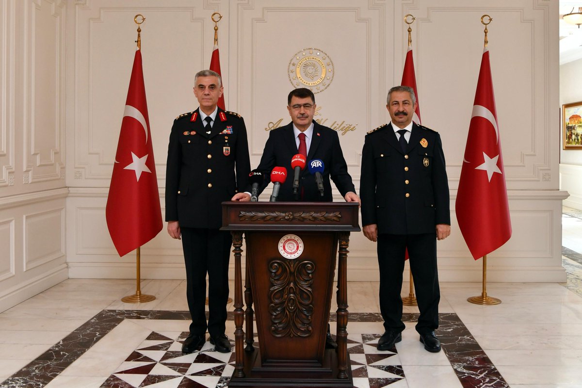 Vali Vasip Şahin, Kurban Bayramı öncesinde il protokolü ve valilik personeli ile bayramlaştı. Ardından Kurban Bayramı’na yönelik alınan tedbirlere ilişkin açıklamalarda bulundu.