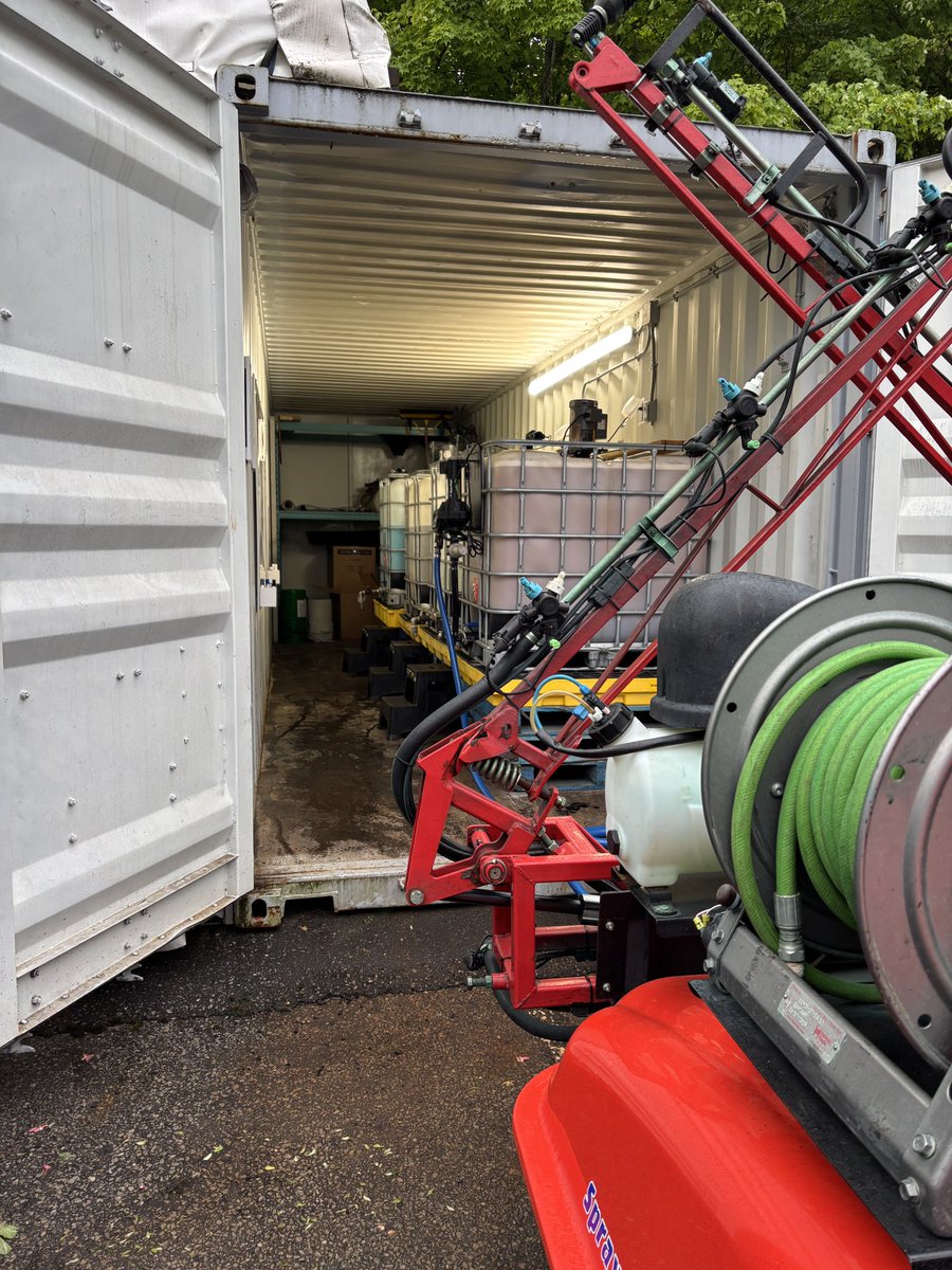 RathWayne's tweet photo. Perfect day for an application of Mycorrhizae on Greens and a heavy application of premixed Tea Seed Saponins on Tees https://t.co/O513q8GD9B