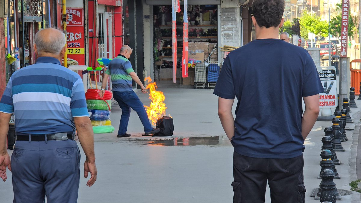 karabuk_burada's tweet photo. ESNAFIN ALEV ALAN PİKNŞK TÜPÜYLE İMTİHANI

- Kimi alev alan piknik tüpüne ıslak havlu ile kapattı, kimi ise kova ile su döktü 
- Alev alan tüpe son müdahale yangın tüpüyle yoldan geçen polis ekiplerinden oldu https://t.co/PSkSwgBE0D