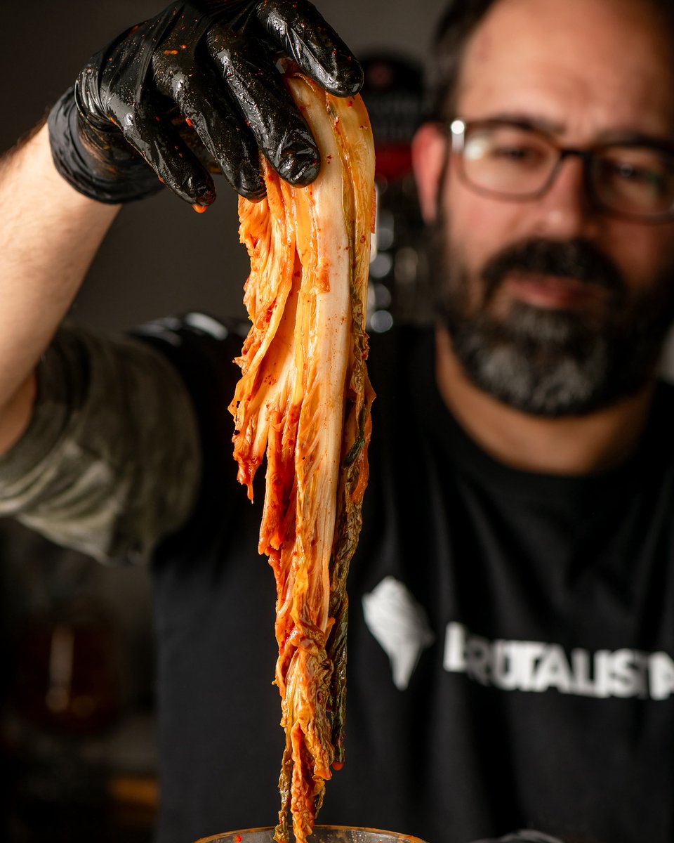 La versión más castiza del kimchi lleva ñoras y acompaña estupendamente a nuestras patatas revolconas y al pichón marinado.

Solo disponible en nuestra taberna.

C/Juan Álvarez de Mendizabal, 34
Reservas: brutalista.es