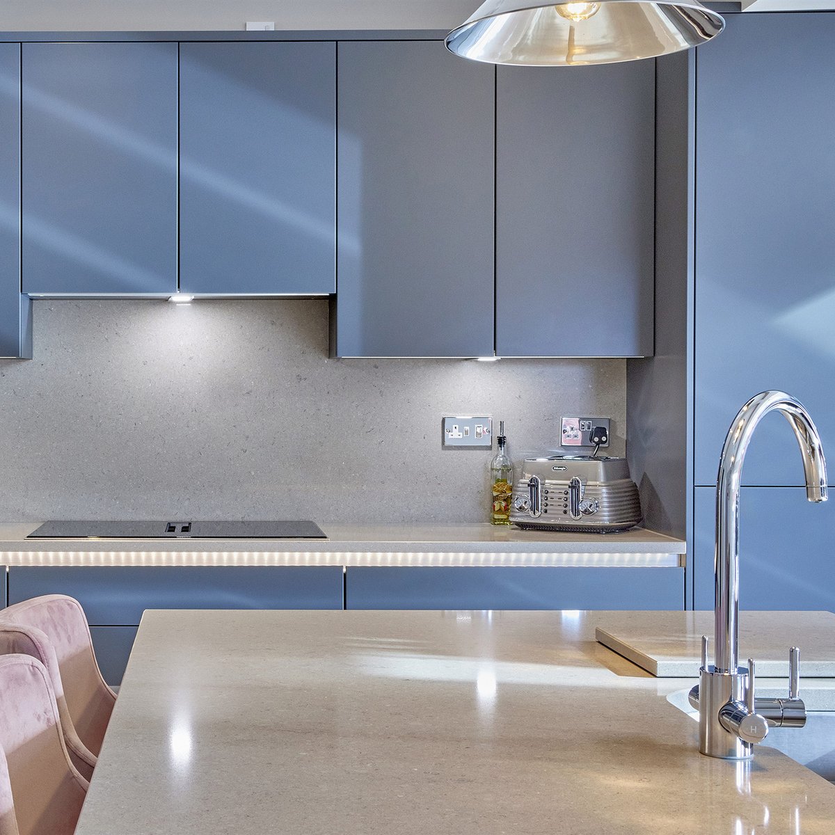 #ThrowbackThursday 

The kitchen is so often the heart of the home, but add a large island unit as a central focus and this is a room that becomes the hub of all the action.. That’s why CRL Quartz Sahara was the surface of choice for this busy family kitchen.

#KitchenDesign