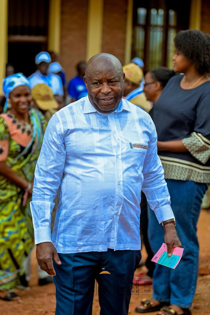 AudaceNga's tweet photo. Le 5 Juin 2025
Accompagné de sa famille, le Président @GeneralNeva a voté sur sa colline natale à #Musama. Un moment important pour la démocratie burundaise .#Gitega @CeniBurundi @IntumwaNews
@NtareHouse @nkurunzizaherm2 @sinrenovat https://t.co/oGF0YT1XKN