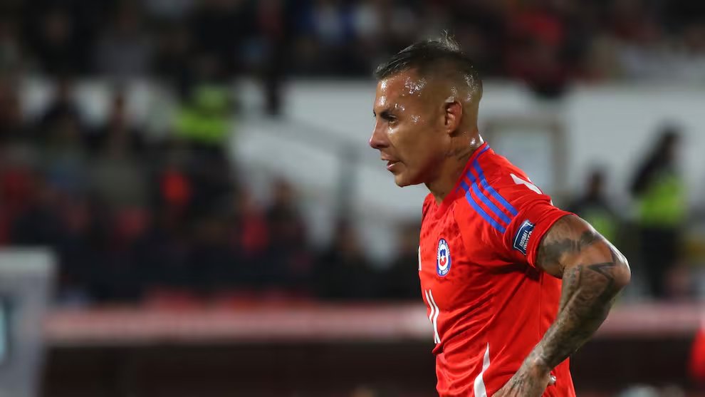 🔵🔴 La U lo mira de lejos apostando por dar el golpe con Alexis: el bajón de Eduardo Vargas que lo tiene fuera hasta de la Roja latercera.com/el-deportivo/n…