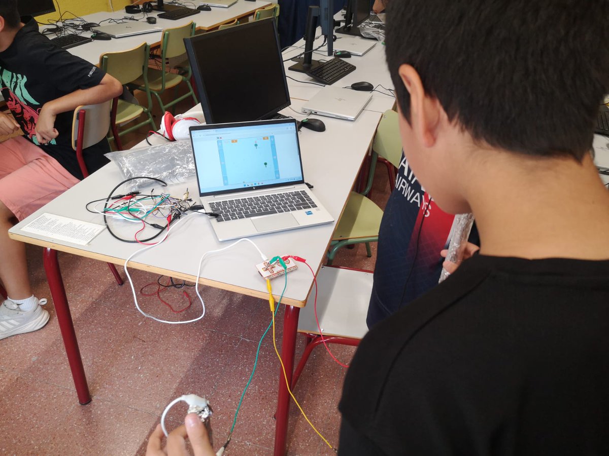 ProfeFcha1983's tweet photo. Espectacular mañana en el CEIP San José de Calasanz donde hemos podido comprobar cómo utilizar la placa Makey Makey.

¡Nos lo hemos pasado fenomenal!

#CodigoEscuela4_0_Madrid #IF_CMadrid https://t.co/XbvVT4tLnT