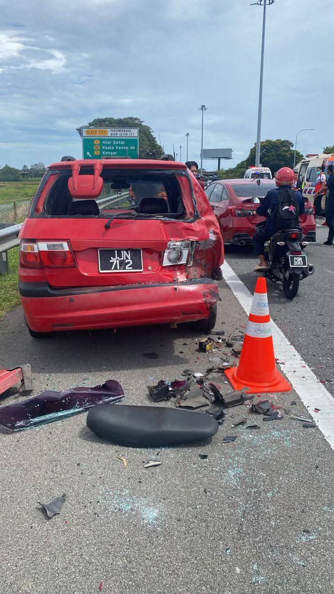 Tragedi pulang beraya, 3 penuntut IKBN Jitra maut kemalangan

Alor Setar: Tiga penuntut Institut Kemahiran Belia Negara (IKBN) Jitra maut, manakala seorang parah dalam kemalangan membabitkan dua motosikal dan kenderaan pelbagai guna (MPV) di Kilometer 49.4 Lebuhraya Utara Selatan