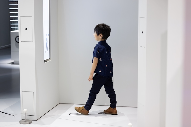 👣「あるく」って、どんな動き？ 画面の前でポーズをとってみよう