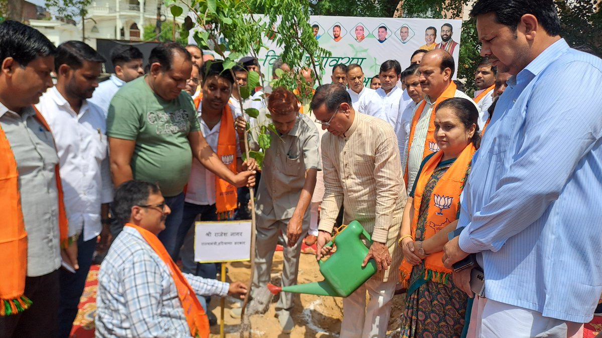 विश्व पर्यावरण दिवस पर आज भाजपा जिला कार्यालय सेक्टर 15 फरीदाबाद पर "एक पेड़ मां के नाम" अभियान के तहत पौधा लगाया। इस अवसर पर फरीदाबाद की मेयर श्रीमती प्रवीण जोशी जी सहित अनेक निर्वाचित प्रतिनिधि एवं कार्यकर्ता बड़ी संख्या में मौजूद रहे।