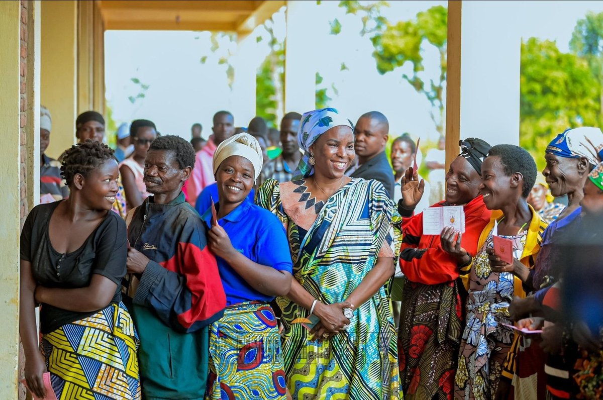 🤝 Première Dame du Burundi : un vote dans la sérénité, l’humilité et le respect

Pas de cortège tapageur. Pas de passe-droit. Juste une citoyenne parmi d’autres. Ce mercredi 5 juin, la Première Dame du Burundi, Angéline Ndayishimiye, a marqué les esprits en se présentant