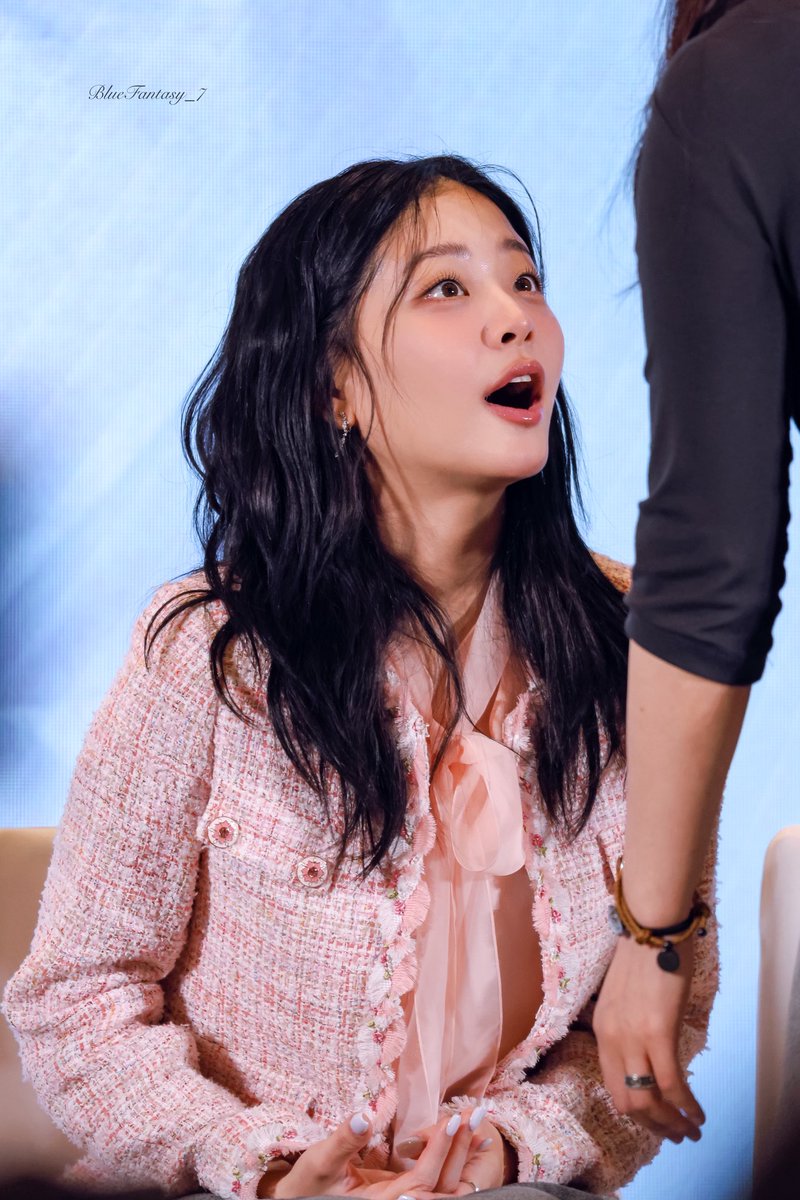 BlueFantasy_7's tweet photo. 250601 ShangHai
I exclaim a thousand times every day: why is she so adorable?!!!!๐ฅบ๐ฅบ
#์ ์๋น #ChungSubin #ChungSubinFirstFanSign https://t.co/aT4Otu6o65
