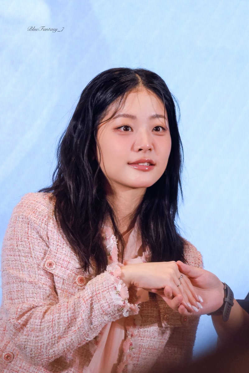 BlueFantasy_7's tweet photo. 250601 ShangHai
I exclaim a thousand times every day: why is she so adorable?!!!!๐ฅบ๐ฅบ
#์ ์๋น #ChungSubin #ChungSubinFirstFanSign https://t.co/aT4Otu6o65